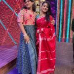 Ammu Abhirami Instagram - This week’s episodes are quite close to my heart since my dear akka @raththu_javed came along with me to sparkle our cwc set😍🧿❤️ It was one fun filled shoot and with our rockstar @kuraishi_the_entertainer anna fun and laugh ku panjame ilai❤️… @kuraishi_the_entertainer you are one amazing performer anna my admiration towards you is endless 🤗❤️… Also en darling @shrutika_arjun a amaidhiya paatha tharunam en life la marakka matan😂😍🙈 Day to remember 🥰… Styled by @indu_ig Saree and blouse by @ruffle_trends