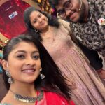 Ammu Abhirami Instagram - This week’s episodes are quite close to my heart since my dear akka @raththu_javed came along with me to sparkle our cwc set😍🧿❤️ It was one fun filled shoot and with our rockstar @kuraishi_the_entertainer anna fun and laugh ku panjame ilai❤️… @kuraishi_the_entertainer you are one amazing performer anna my admiration towards you is endless 🤗❤️… Also en darling @shrutika_arjun a amaidhiya paatha tharunam en life la marakka matan😂😍🙈 Day to remember 🥰… Styled by @indu_ig Saree and blouse by @ruffle_trends