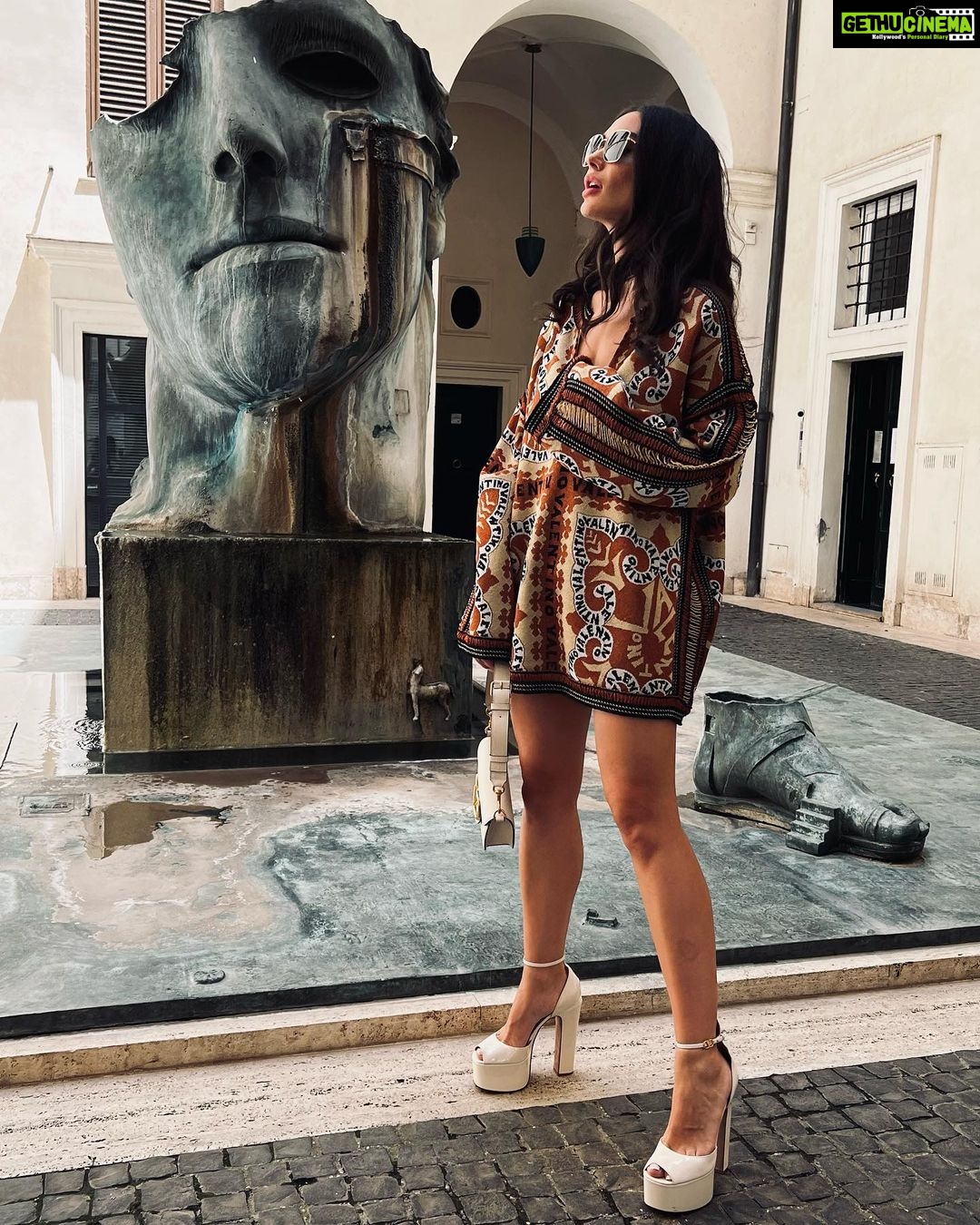 Amy Jackson Instagram - A @maisonvalentino whirlwind @valentino.beauty thank you for the most stunning Italiano welcome❤️ We had a tour of the hidden @maisonvalentino archives, a masterclass by the insanely talented @raoulalejandre and a candlelit dinner at Palazzo Nunez. LA DOLCE VITA! Grazie mille and congratulations on your veryyyy sexy new #BorninRosso red lipsticks ❤️🔥 Rome, Italy