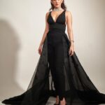 Amyra Dastur Instagram - “Elegance is not catching someone’s eye. It’s staying in somebody’s memory.” . The #pinkvillastyleicons Awards ✨ . . Outfit @chrystelleatallah Styled by @malvika_tater Jewellery @ruanijewellerycollective @diamantinafinejewels Shoes @louboutinworld Hair by @_misheeta MUA @miimoglam