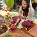 Anasuya Bharadwaj Instagram - It gives me so much strength and positive vibe when I get connected to our cultural beliefs and practices whenever I find the time.. widens my mind and spirit.. VatSavithri Puja ka Subhkaamnaye 🙏🏻 Vata Savithri Puja Subhakankshalu 😌🙏🏻