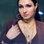 Andrea Jeremiah Instagram – Ghetto superstar 🌟 
 

Styling @pallavi_85 
MUH @altafmammoo @sharmilahairstylist 

#bossbabe #vibes #shotoniphone #tamil #music #video #suzhal #suzhalonprime #duvaaduvaa