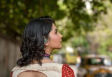 Angana Roy Instagram - Silsilo ka silsila hai Hua shuru ab . . . . . . . #thursday #throwbacksong #juneishere #june #photoshootday #fashionshoots #designercollection #instadaily #kk #songoftheday #kksongs #closeup #kolkatagram #streetchic #upcloseandpersonal #midweek #sareenotsorry #sareeloversofinstagram #halfandhalf #anganaroy #accessories #ethnicwear #detailsoftheday #indianwearlove #fav #lovefromA Kolkata