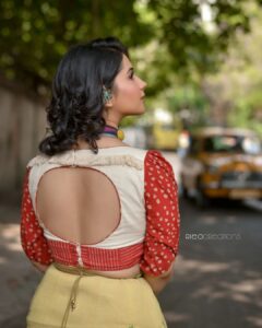 Angana Roy Instagram - Silsilo ka silsila hai Hua shuru ab . . . . . . . #thursday #throwbacksong #juneishere #june #photoshootday #fashionshoots #designercollection #instadaily #kk #songoftheday #kksongs #closeup #kolkatagram #streetchic #upcloseandpersonal #midweek #sareenotsorry #sareeloversofinstagram #halfandhalf #anganaroy #accessories #ethnicwear #detailsoftheday #indianwearlove #fav #lovefromA Kolkata