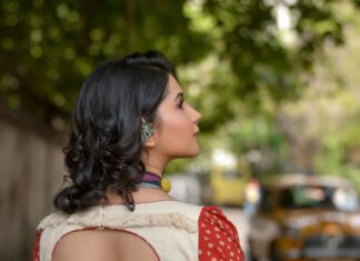Angana Roy Instagram - Silsilo ka silsila hai Hua shuru ab . . . . . . . #thursday #throwbacksong #juneishere #june #photoshootday #fashionshoots #designercollection #instadaily #kk #songoftheday #kksongs #closeup #kolkatagram #streetchic #upcloseandpersonal #midweek #sareenotsorry #sareeloversofinstagram #halfandhalf #anganaroy #accessories #ethnicwear #detailsoftheday #indianwearlove #fav #lovefromA Kolkata