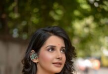 Angana Roy Instagram - Silsilo ka silsila hai Hua shuru ab . . . . . . . #thursday #throwbacksong #juneishere #june #photoshootday #fashionshoots #designercollection #instadaily #kk #songoftheday #kksongs #closeup #kolkatagram #streetchic #upcloseandpersonal #midweek #sareenotsorry #sareeloversofinstagram #halfandhalf #anganaroy #accessories #ethnicwear #detailsoftheday #indianwearlove #fav #lovefromA Kolkata