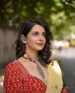 Angana Roy Instagram - Silsilo ka silsila hai Hua shuru ab . . . . . . . #thursday #throwbacksong #juneishere #june #photoshootday #fashionshoots #designercollection #instadaily #kk #songoftheday #kksongs #closeup #kolkatagram #streetchic #upcloseandpersonal #midweek #sareenotsorry #sareeloversofinstagram #halfandhalf #anganaroy #accessories #ethnicwear #detailsoftheday #indianwearlove #fav #lovefromA Kolkata