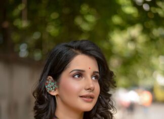 Angana Roy Instagram - Silsilo ka silsila hai Hua shuru ab . . . . . . . #thursday #throwbacksong #juneishere #june #photoshootday #fashionshoots #designercollection #instadaily #kk #songoftheday #kksongs #closeup #kolkatagram #streetchic #upcloseandpersonal #midweek #sareenotsorry #sareeloversofinstagram #halfandhalf #anganaroy #accessories #ethnicwear #detailsoftheday #indianwearlove #fav #lovefromA Kolkata