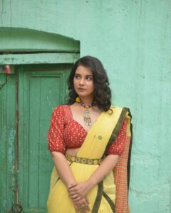 Angana Roy Instagram - আমি চেয়ে চেয়ে দেখি সারাদিন
আজ ওই চোখে সাগরের নীল

This beautiful outfit is curated by the lovely @anushree_malhotra_designs ❤️

@rieo_creations behind the lens.

Makeup by: @samitavod
Hair by : @bithi.roy.7712

@inkcollab.pr

✨

#sundaysunshine #sundaymood☀️ #designersaree #designerblouses #sareefashion #sareelovers
#redandyellow #portraits #rieocreations #ethnicwear
#anganaroy #aesthetically #backgroundart #sundaypost #artsyphoto #instaartist #artistsofinstagram #photoseries #kolkatagram #streetsofkolkata #pictureperfect #sundayvibes #lovefromA