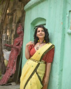 Angana Roy Instagram - আমি চেয়ে চেয়ে দেখি সারাদিন
আজ ওই চোখে সাগরের নীল

This beautiful outfit is curated by the lovely @anushree_malhotra_designs ❤️

@rieo_creations behind the lens.

Makeup by: @samitavod
Hair by : @bithi.roy.7712

@inkcollab.pr

✨

#sundaysunshine #sundaymood☀️ #designersaree #designerblouses #sareefashion #sareelovers
#redandyellow #portraits #rieocreations #ethnicwear
#anganaroy #aesthetically #backgroundart #sundaypost #artsyphoto #instaartist #artistsofinstagram #photoseries #kolkatagram #streetsofkolkata #pictureperfect #sundayvibes #lovefromA