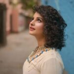 Angana Roy Instagram - Legend has it that if you look hard enough, you'll see the weekend approaching. Outfit- @anushree_malhotra_designs Photography- @rieo_creations Makeup- @samitavod Hair- @bithi.roy.7712 Shoes- @official.huedkick Organized by @inkcollab.pr ✨ #fridaypost #whitegram #blueandwhite #blueaesthetic #bluesky #designerclothes #streetsofkolkata #streetwear #fashionshoot #fashionphotography #newlook #ethnicjewellery #junkjewellery #curlyhairkillas #curlyhairstyle #newmonth #junedit #juneishere #lanes #indianaesthetics #background #portraitsofficial #picoftheday #photoseries #anganaroy #lovefromA