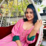Angana Roy Instagram - 'Amake Nao' has been revisited quite a few times now! @anis_ahmed6 @debayan.3382 @pralay25 kudos to you guys for making such a song. #reelsinstagram #reeloftheday #fridayafternoon #fridayreels #amakenao #Srikanto #webshow #hoichoi #songoftheday #reelit #reelvideo