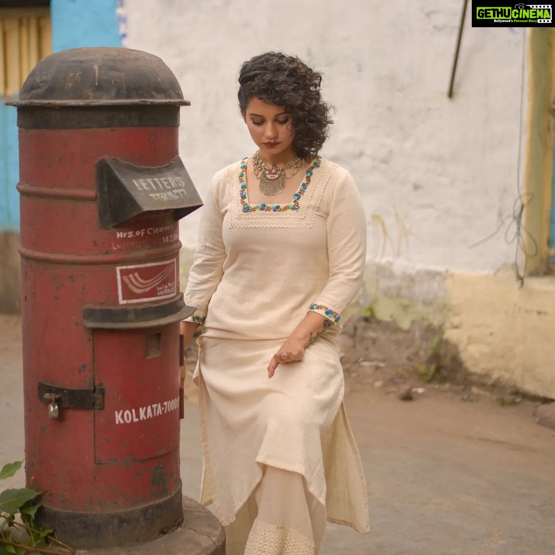Angana Roy Instagram - Legend has it that if you look hard enough, you'll see the weekend approaching. Outfit- @anushree_malhotra_designs Photography- @rieo_creations Makeup- @samitavod Hair- @bithi.roy.7712 Shoes- @official.huedkick Organized by @inkcollab.pr ✨ #fridaypost #whitegram #blueandwhite #blueaesthetic #bluesky #designerclothes #streetsofkolkata #streetwear #fashionshoot #fashionphotography #newlook #ethnicjewellery #junkjewellery #curlyhairkillas #curlyhairstyle #newmonth #junedit #juneishere #lanes #indianaesthetics #background #portraitsofficial #picoftheday #photoseries #anganaroy #lovefromA