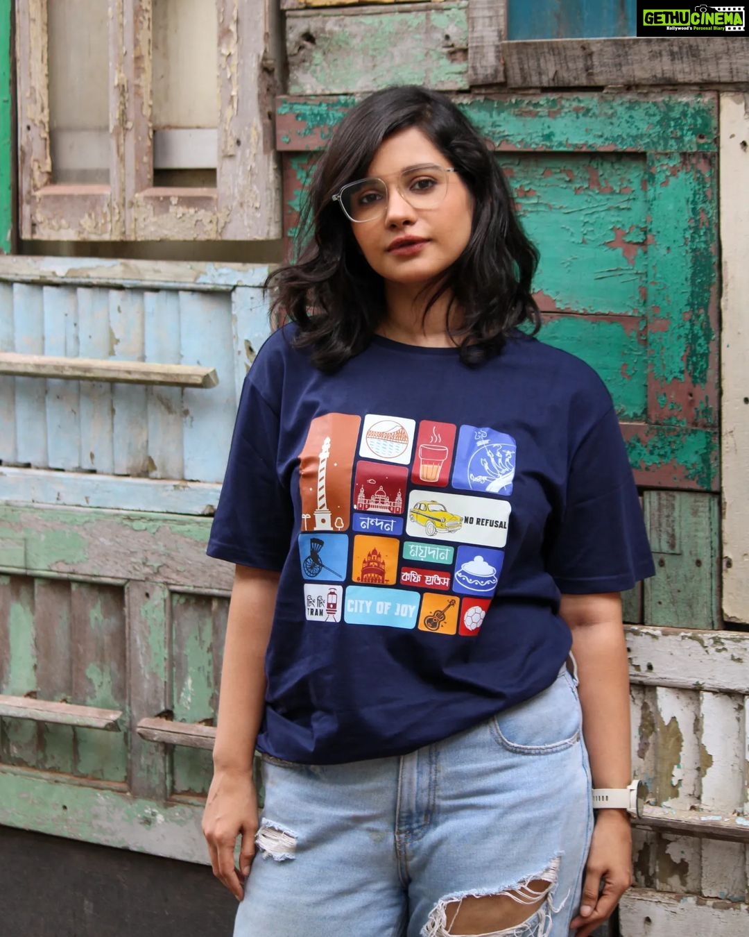 Angana Roy Instagram - *Playing Dream On in the background* I don't usually do a lot of collaborations unless they appeal to me on some level. I'm glad to have worked with this team of enthusiastic and driven individuals who flew all the way from Hyderabad to Kolkata for the purpose of collaborating with me, in their new 'Calcutta Tales' edition. Head over to @dreamcoversindia website and get flat 10% off on every purchase, using my code 'ANGANA10' ✨ . . . . . . . #collaborations #dreamcover #tuesdayafternoon #tuesdaypost #chic #everydaystyle #tuesdaymorning #junedit #summer2022 #summerphotoshoot #artsy #postoftheday #summercollab #calcuttatales #specs #kolkatagram #tees #kolkatafashion #quirkyfashion #website #dc #shorthaircuts #casualoutfit #casuallook #updates #anganaroy #lovefromA