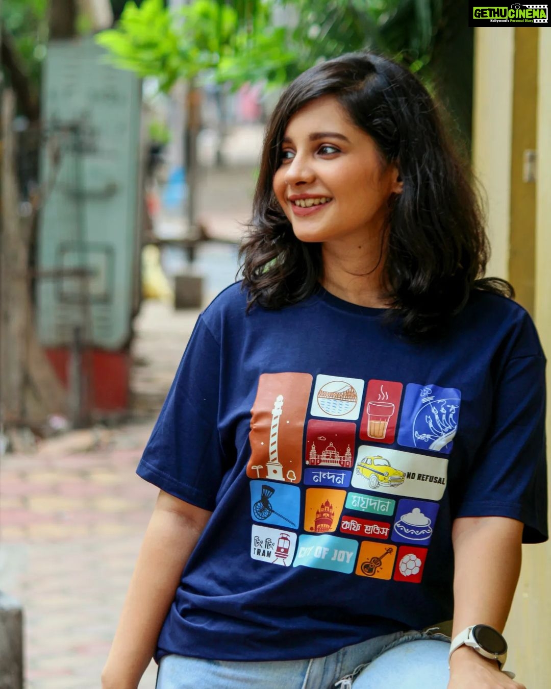 Angana Roy Instagram - *Playing Dream On in the background* I don't usually do a lot of collaborations unless they appeal to me on some level. I'm glad to have worked with this team of enthusiastic and driven individuals who flew all the way from Hyderabad to Kolkata for the purpose of collaborating with me, in their new 'Calcutta Tales' edition. Head over to @dreamcoversindia website and get flat 10% off on every purchase, using my code 'ANGANA10' ✨ . . . . . . . #collaborations #dreamcover #tuesdayafternoon #tuesdaypost #chic #everydaystyle #tuesdaymorning #junedit #summer2022 #summerphotoshoot #artsy #postoftheday #summercollab #calcuttatales #specs #kolkatagram #tees #kolkatafashion #quirkyfashion #website #dc #shorthaircuts #casualoutfit #casuallook #updates #anganaroy #lovefromA