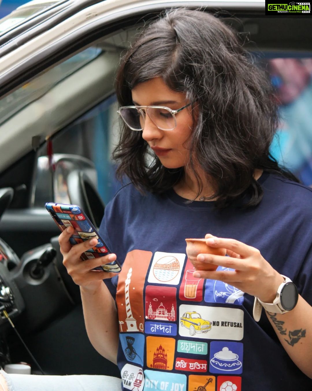 Angana Roy Instagram - *Playing Dream On in the background* I don't usually do a lot of collaborations unless they appeal to me on some level. I'm glad to have worked with this team of enthusiastic and driven individuals who flew all the way from Hyderabad to Kolkata for the purpose of collaborating with me, in their new 'Calcutta Tales' edition. Head over to @dreamcoversindia website and get flat 10% off on every purchase, using my code 'ANGANA10' ✨ . . . . . . . #collaborations #dreamcover #tuesdayafternoon #tuesdaypost #chic #everydaystyle #tuesdaymorning #junedit #summer2022 #summerphotoshoot #artsy #postoftheday #summercollab #calcuttatales #specs #kolkatagram #tees #kolkatafashion #quirkyfashion #website #dc #shorthaircuts #casualoutfit #casuallook #updates #anganaroy #lovefromA
