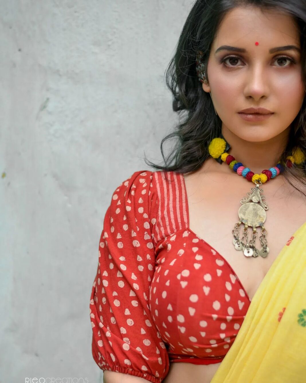 Angana Roy Instagram - Silsilo ka silsila hai Hua shuru ab . . . . . . . #thursday #throwbacksong #juneishere #june #photoshootday #fashionshoots #designercollection #instadaily #kk #songoftheday #kksongs #closeup #kolkatagram #streetchic #upcloseandpersonal #midweek #sareenotsorry #sareeloversofinstagram #halfandhalf #anganaroy #accessories #ethnicwear #detailsoftheday #indianwearlove #fav #lovefromA Kolkata