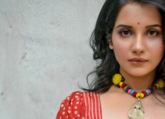 Angana Roy Instagram - Silsilo ka silsila hai Hua shuru ab . . . . . . . #thursday #throwbacksong #juneishere #june #photoshootday #fashionshoots #designercollection #instadaily #kk #songoftheday #kksongs #closeup #kolkatagram #streetchic #upcloseandpersonal #midweek #sareenotsorry #sareeloversofinstagram #halfandhalf #anganaroy #accessories #ethnicwear #detailsoftheday #indianwearlove #fav #lovefromA Kolkata