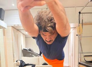 Anil Kapoor Instagram - Celebrating World Yoga Day! For a happy & healthy mind & body everyone should do some form of yoga everyday! This is my advice so you can also #jugjuggjeeyo Juhu, Maharashtra, India