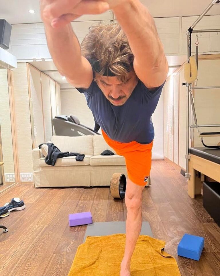 Anil Kapoor Instagram - Celebrating World Yoga Day! For a happy & healthy mind & body everyone should do some form of yoga everyday! This is my advice so you can also #jugjuggjeeyo Juhu, Maharashtra, India