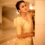 Anjana Rangan Instagram - When @camerasenthil clicks I just cannot post just one photo! I #photodump ❤️❤️ Wearing half white and gold lehenga from @magicbyjeeni 🤩 Which one is ur fav ?! 1,2, 3 or 4?! Mine is 2 🤩