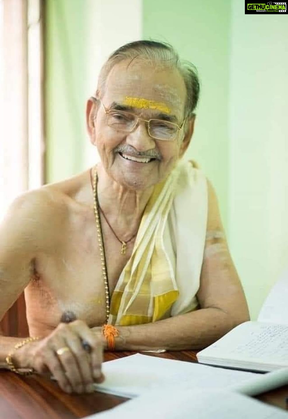 Anju Aravind Instagram - ശതകോടി പ്രണാമം കൃഷ്ണേട്ടാ 🙏 ഞാൻ സിനിമയിലേക്ക് വരുന്നതിനു മുൻപേ ഗുരുവായൂർ അമ്പലത്തിൽ പോയപ്പോൾ അവിടെ വെച്ച് കൃഷ്ണൻ കുട്ടി ചേട്ടൻ തന്ന കുഞ്ഞു ഗുരുവായൂരപ്പന്റെ ഫോട്ടോ പഴക്കം ചെന്നെങ്കിലും, അത് തന്ന് അന്നെനിക്ക് തന്ന അനുഗ്രഹവും സ്നേഹവും ഒരു വേദനയോടെ ഓർക്കുന്നു..പിന്നീട് ഒരു സിനിമ നടിയായി പേരെടുത്തപ്പോൾ വീണ്ടും ഗുരുവായൂർ പോയപ്പോൾ വീണ്ടും കൃഷ്ണേട്ടന്റെയ് കാൽ തൊട്ടുവന്ദിച്ചതും അനുഗ്രഹം വാങ്ങിച്ചു."ഒരു നേരമെങ്കിലും കാണാതെ വൈയ്യെന്റെ ഗുരുവായൂരപ്പാ "എന്ന ഗാനത്തിന്റെ സൃഷ്ടാവിന്റെ ..ക്ഷണം നിരസിക്കാതെ വീട്ടിലേക്കു സകുടുംബം പോയതും ഇന്നലെ കഴിഞ്ഞപോലെ...എപ്പഴും കണ്ണന്റെ അനുഗ്രഹം ഉണ്ടാകട്ടേ എന്ന് എന്നോട് പറഞ്ഞത് എനിക്കിപ്പോളും കേൾക്കാം... ഭഗവദ് പാദത്തിൽ ലയിച്ച അങ്ങേയ്ക്ക് പ്രണാമം 🙏