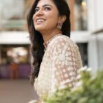 Anju Kurian Instagram – Hello Monday 👋,
Look at the sunny side of everything!

P.C- @arjunsoorajj 
Styling- @styledbyzoya_ 
Saree- @paris_de_boutique 
MUA – @zara___makeover 
Accessories- @ladies_planet_rental_jewellery 

#mondayvibes #sareelove #eveningwear  #sunsets_captures #sunnysideoflife #mondaysbelike #desigirl #ootd #portrait_perfection #gooddays #instastyle #instamood #hellomonday Kovalam