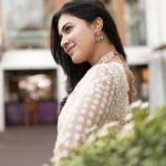 Anju Kurian Instagram - Hello Monday 👋, Look at the sunny side of everything! P.C- @arjunsoorajj Styling- @styledbyzoya_ Saree- @paris_de_boutique MUA - @zara___makeover Accessories- @ladies_planet_rental_jewellery #mondayvibes #sareelove #eveningwear #sunsets_captures #sunnysideoflife #mondaysbelike #desigirl #ootd #portrait_perfection #gooddays #instastyle #instamood #hellomonday Kovalam