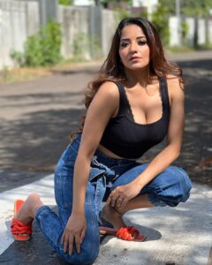 Antara Biswas Instagram - 🎵🎵🎵🎵 Mua: @sachinmakeupartist1 Hairstyling: @shab_qureshi786 📸: @deepakpathak663