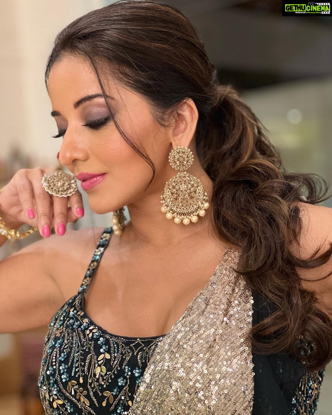 Antara Biswas Instagram - 🥰🥰🥰… Simply Love ❤️ #saree #love #indowestern #aboutlastnight #lovemylook Thank you my dear @rashmi_aaryaa for this beautiful outfit… Mua: @vilashma Hairstyling: @shab_qureshi786 📸: @deepakpathak663 Managed by: @_harshj Ramada Plaza Pune Hinjewadi