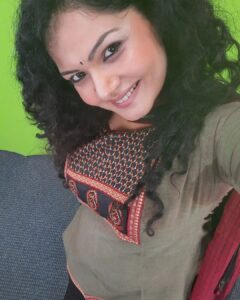 Anuya Bhagvath Instagram - Hey!! #anuya #salwar #vijay #curls #lipgloss #smile