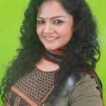 Anuya Bhagvath Instagram - #anuya #smile #makeup #salwar #bright #girl #curls