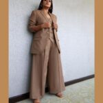 Aparna Balamurali Instagram - Custom made vintage suit for promotions day 3 #VeetlaVishesham Shot by @shivkumardhale Makeup & Hair design by @makeupbypoojasha Styled by @theitembomb Mumbai - मुंबई
