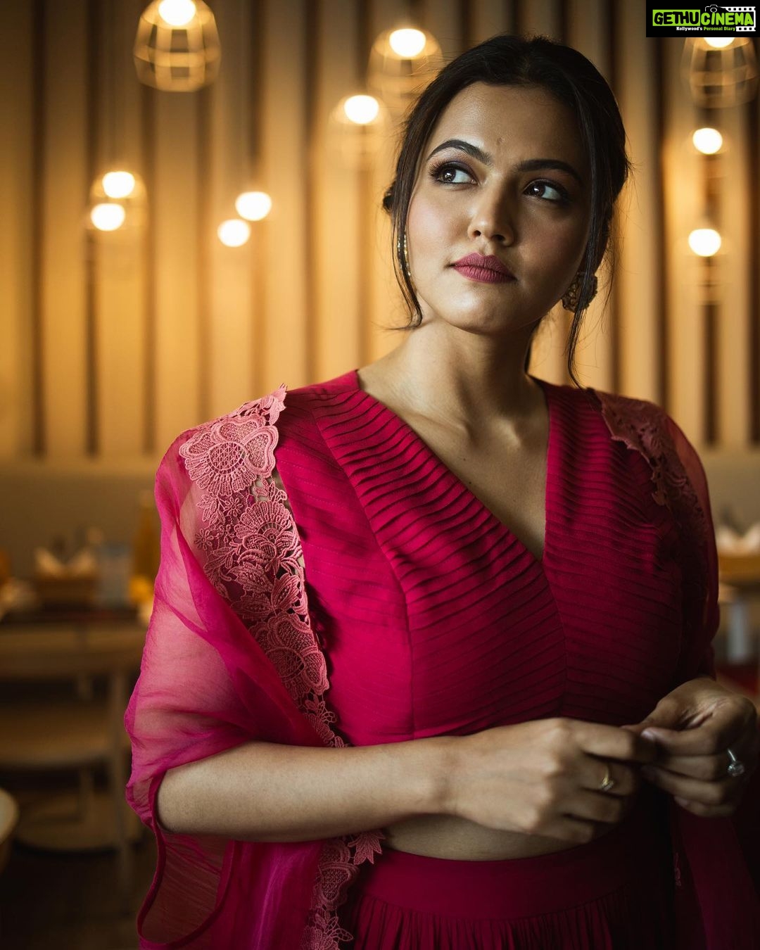 Aparna Das Instagram - Dolled me up for #priyanottathilaanu promotions. Styling : @keepitstylish_by_ammu @styledbyammu Outfit : @shireenshahanabiutique Make up :@tinu_peter 📷 : @premsampaul Earring : @antegra_diaries