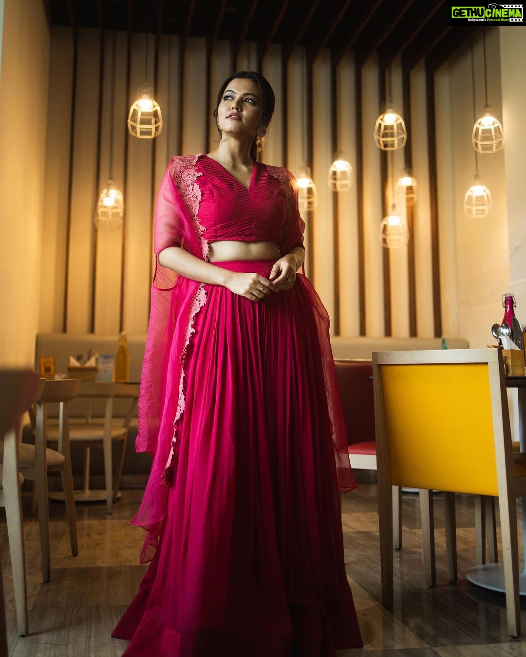 Aparna Das Instagram - Dolled me up for #priyanottathilaanu promotions. Styling : @keepitstylish_by_ammu @styledbyammu Outfit : @shireenshahanabiutique Make up :@tinu_peter 📷 : @premsampaul Earring : @antegra_diaries