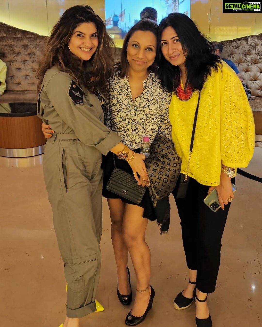 Archana Instagram - Endless list of friends who Made it & can't thank them enough to make it soooooo special for us! The @topgunmovie & @wood_feather association #screening Was a hit because of alll our lovely friends who made it! My school ke time se family :) #wingman #woodfeather #propellers #topgun #friends #family #list #1 #mumbai #india #desi #bespoke #aviation #decor #akshaysharma #part1 PVR Dynamix, Juhu