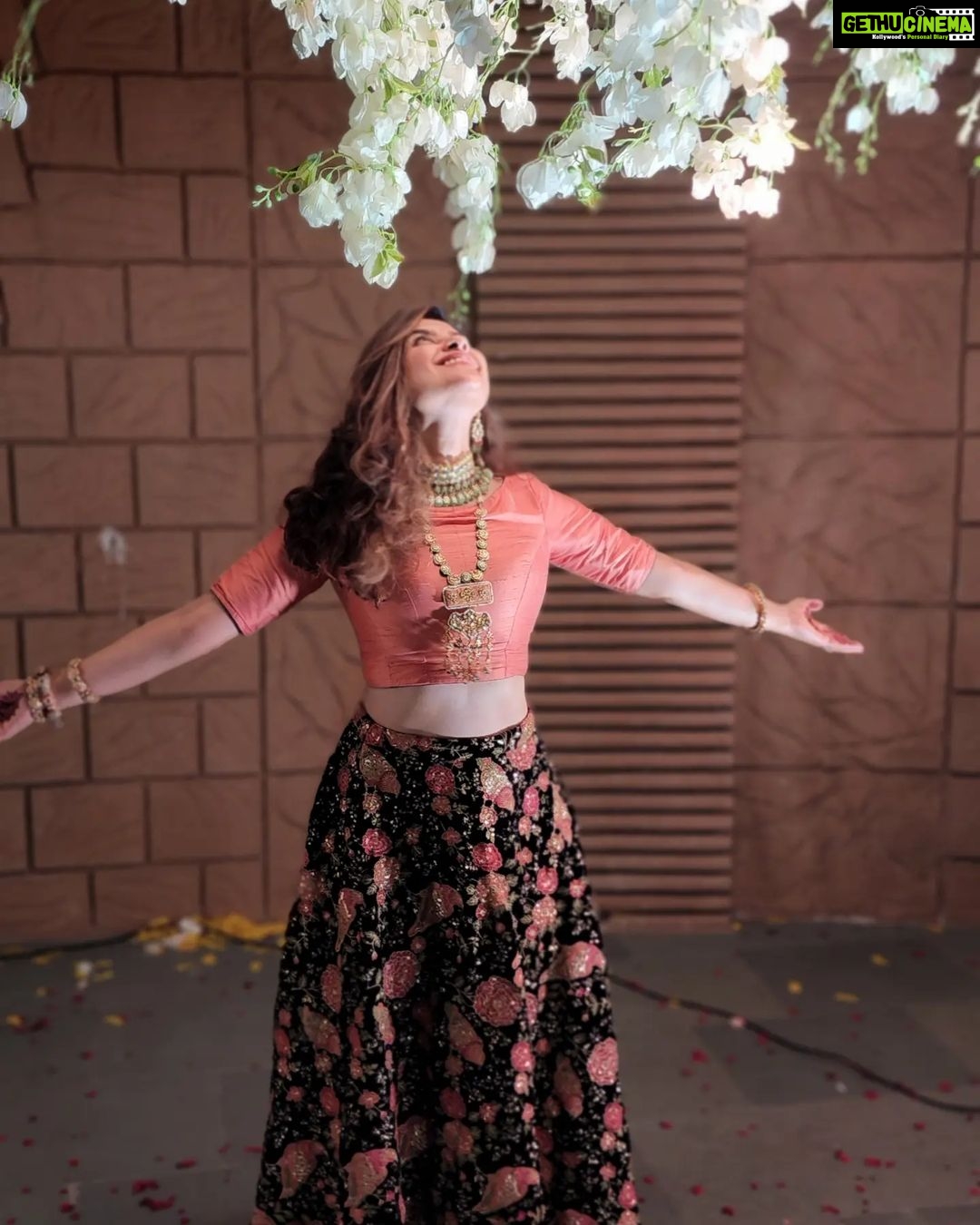 Archana Instagram - Strike the #srk pose to feel #abundance :) . . . #desi #fashion #weddingvibes #indian #dressup #feelgood #lookgood #inthemoment #thisisme #archanapania #pose #feels #igers #potd The Corinthians Resort & Club, Pune