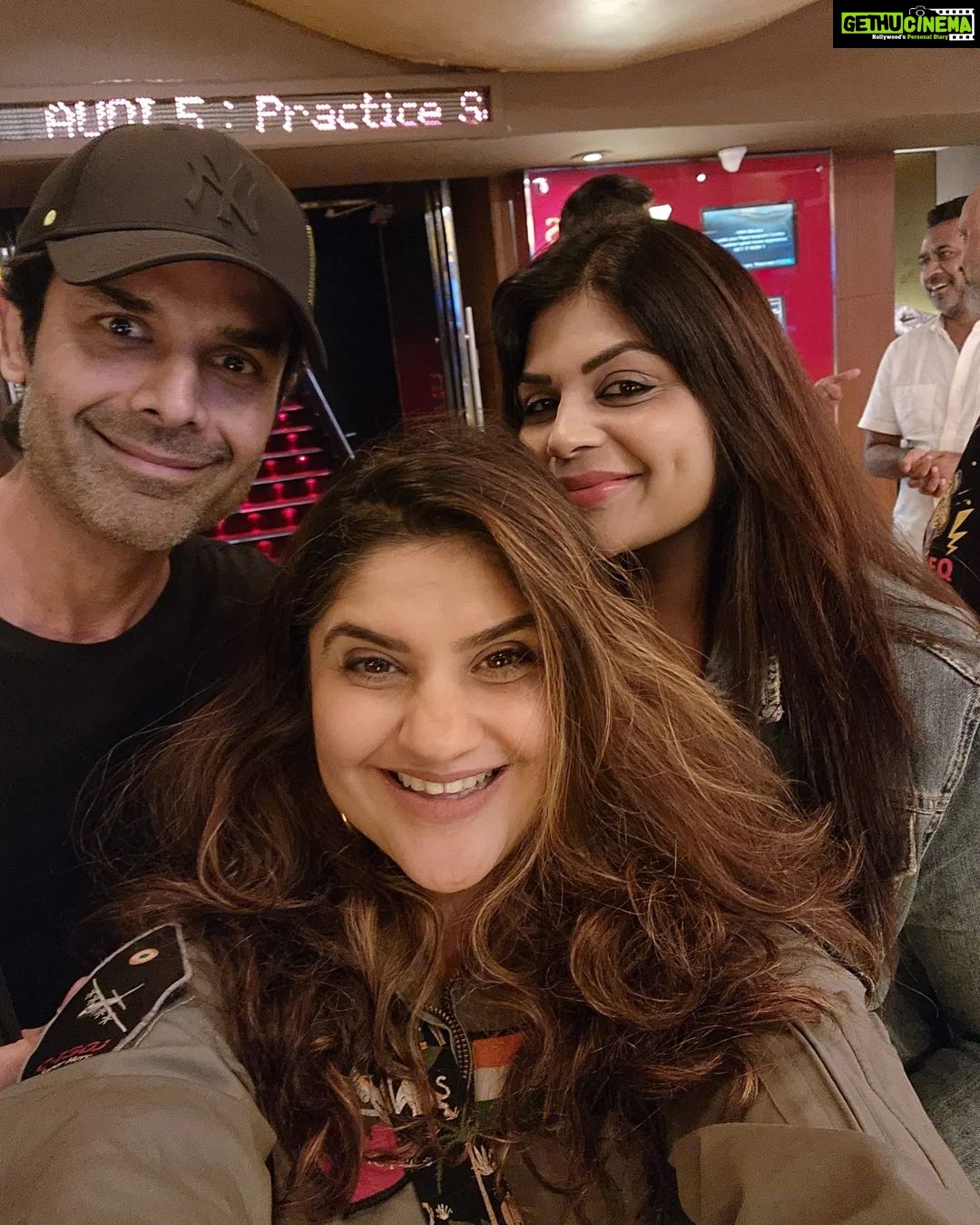 Archana Instagram - Thank youuuuuuuuuuuuuu .... #part2 of our #topgun #maverick #premier #screening #friends #love #happiness #wow #❤️ Juhu PVR