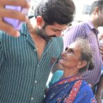 Arun Vijay Instagram – 51 ஆண்டுகளாக ஸ்ரீ சக்தி சினிமாஸ்
திரையரங்கில் (திருப்பூர்)
பணி புரியும் இந்த அம்மாவின் 
வாழ்த்துக்களையும் ஆசியும் பெற்றது மகிழ்ச்சியைத் தருகிறது..❤️ 
அவர்களுடைய அர்ப்பணிப்பையும் நேர்மையும் கண்டு வியக்கிறேன்..🙏🏽
#GodIsLove #respect