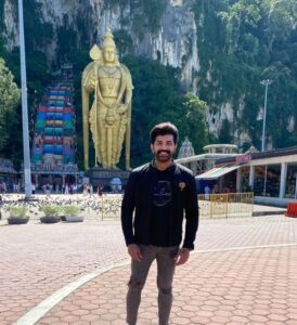 Arun Vijay Instagram - Took the blessings of lord Muruga!!🙏🏽❤️
#BatuCaves #Malaysia 
#YaanaiPromotions
#Yaanai
#YaanaiFromJuly1st 💥