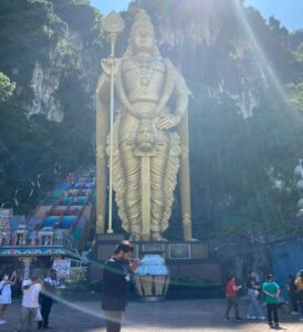Arun Vijay Instagram - Took the blessings of lord Muruga!!🙏🏽❤️
#BatuCaves #Malaysia 
#YaanaiPromotions
#Yaanai
#YaanaiFromJuly1st 💥