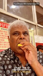 Ashish Vidyarthi Instagram - Aisi chai kabhi pee nahi😍☕️ Khalil Tea in Surat, Gujarat #surat #gujarat #tea #chai #kemcho #aavade #chaireels #tealover #instareels #reelsinstagram #reelkarofeelkaro #reelitfeelit #reels #actorvlogs #ashishvidyarthi #bts #breakfast #love