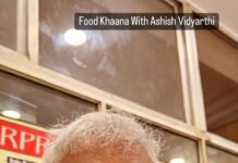 Ashish Vidyarthi Instagram - Aisi chai kabhi pee nahi😍☕️ Khalil Tea in Surat, Gujarat #surat #gujarat #tea #chai #kemcho #aavade #chaireels #tealover #instareels #reelsinstagram #reelkarofeelkaro #reelitfeelit #reels #actorvlogs #ashishvidyarthi #bts #breakfast #love