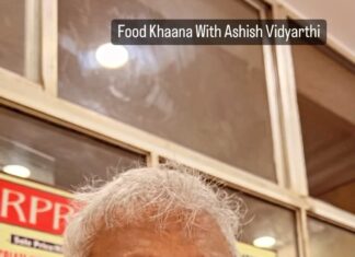 Ashish Vidyarthi Instagram - Aisi chai kabhi pee nahi😍☕️ Khalil Tea in Surat, Gujarat #surat #gujarat #tea #chai #kemcho #aavade #chaireels #tealover #instareels #reelsinstagram #reelkarofeelkaro #reelitfeelit #reels #actorvlogs #ashishvidyarthi #bts #breakfast #love