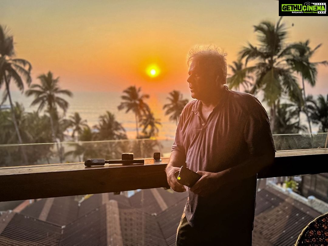 Ashish Vidyarthi Instagram - सूरज हर शाम इस उम्मीद में ढल जाता है कि, कोई नही… कल का दिन नई उम्मीद और और नया आसमान लाएगा…. - अज्ञात #sunset #instapic #goa #beach #hope #ashishvidyarthi #actorvlogs #actorslife #blessed #stayhumble #goldenhour #love #nature Goa, India