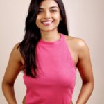 Ashna Zaveri Instagram - Dopamine Detox ✨ Humans aren't meant to be exposed to the amount of stimulation the modern world brings. This is why we need to exercise the virtue of moderation. Doing a dopamine detox every now and then helps deal with many underlying issues we have been avoiding and therefore lead a much happier and fulfilling life. Things you can do •Take a break for atleast 2-3 days from the following things •Go off social media •Go off all the digital entertainment no Netflix / surfing / video games •Go off junk / food that give sugar rush / caffeine / alcohol •No smoking / drugs •Abstaining from these things makes us realise our dependence on them and which inturn provides us clarity to sort things out. #mentalhealth #dopamine #addiction #dopaminedetox #sundaymotivation #ashnazaveri