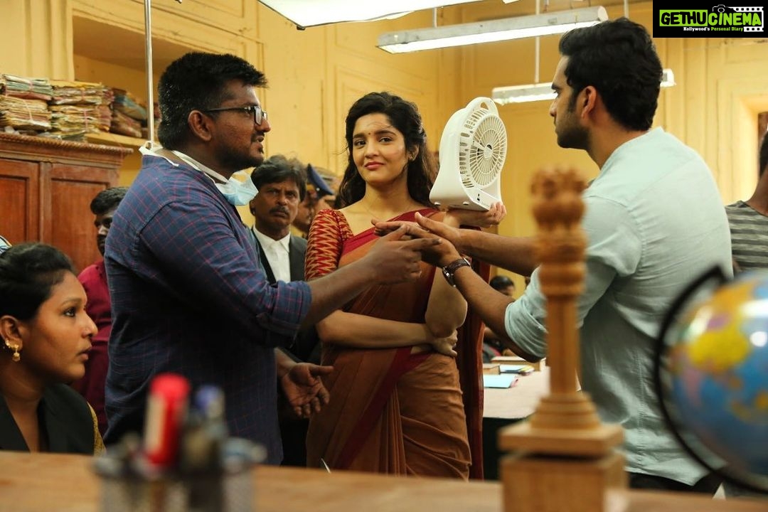 Ashok Selvan Instagram - “TR maathiri thodaama nadippaen!” Argh. Missing the team. (Chumma oru BTS) #OhMyKadavule #BTS