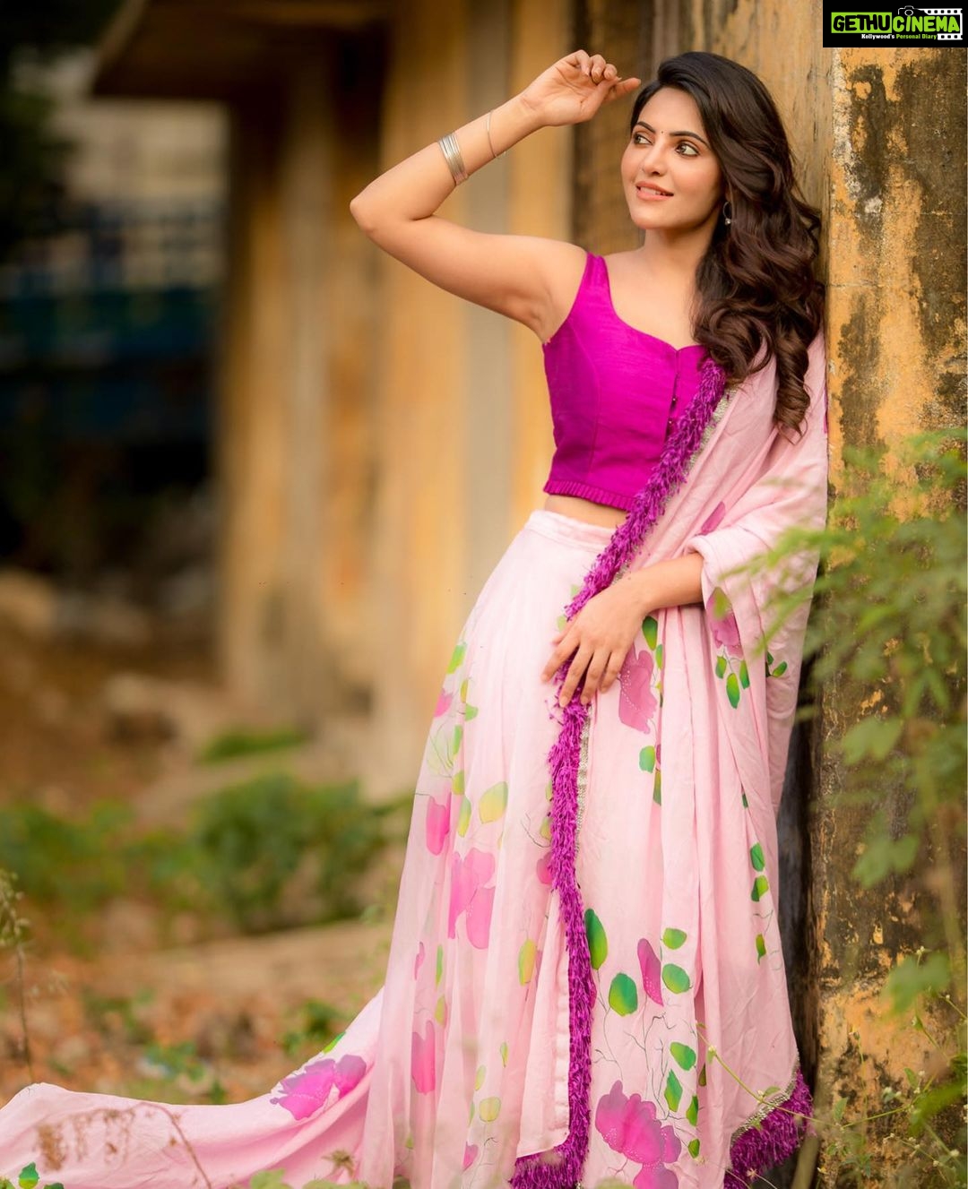 Athulya Ravi Instagram - I prefer living in color !! 🌈🟣❤️💕💙💗💛💚!! 👗 @rang_by_shilpa 👗 Blouse @naushinkiran 💗 Clicked @camerasenthil 📸
