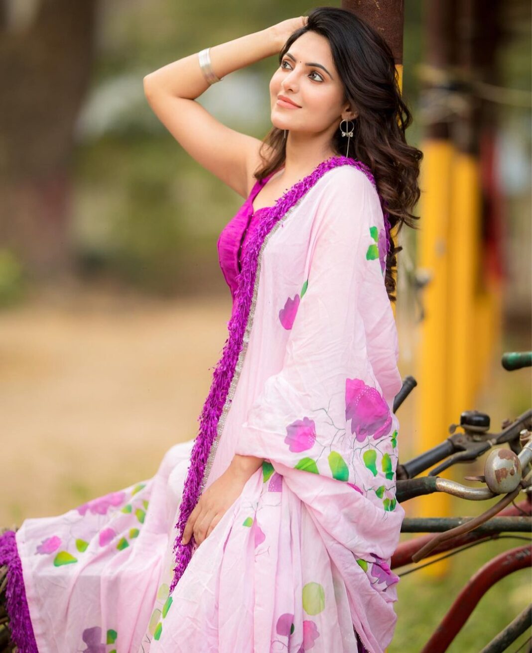 Athulya Ravi Instagram - I prefer living in color !! 🌈🟣❤️💕💙💗💛💚!! 👗 @rang_by_shilpa 👗 Blouse @naushinkiran 💗 Clicked @camerasenthil 📸