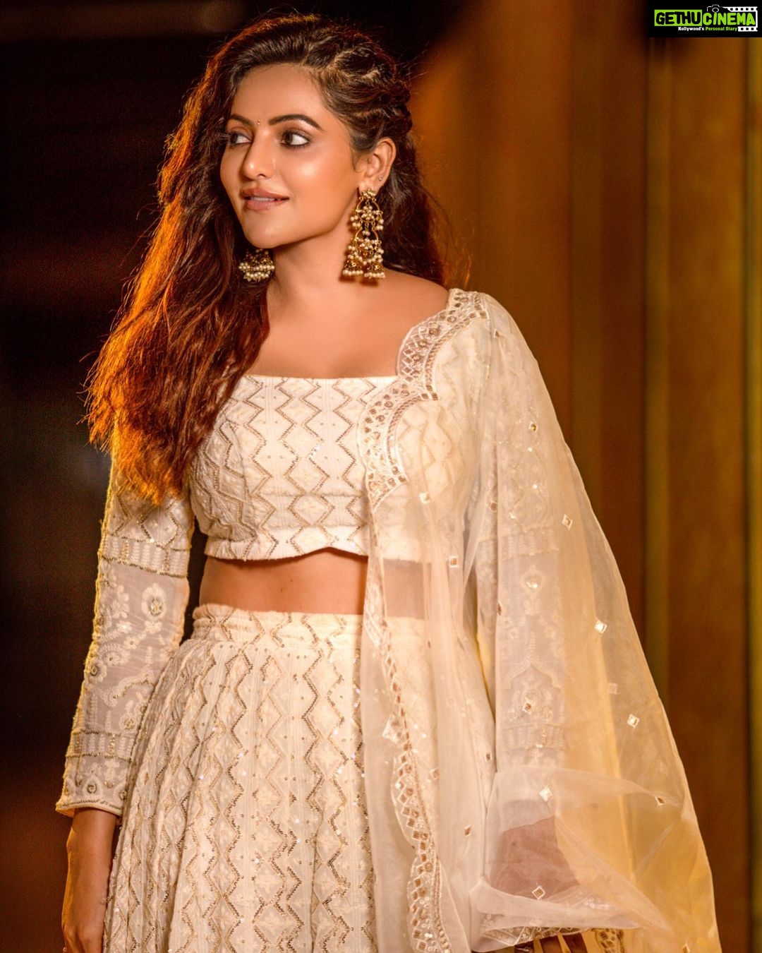 Athulya Ravi Instagram - Inhale peace ! Exhale chaos !!! ❤️❤️ Costume @chakrabortymukta 👗 M&H @mua_vijisharath 🥰 Clicked @badri_golden_frames_studios 📸